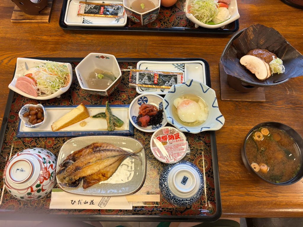 ひだ山荘の朝食。朴葉味噌、焼きたてのアジの干物などが並ぶ和食膳