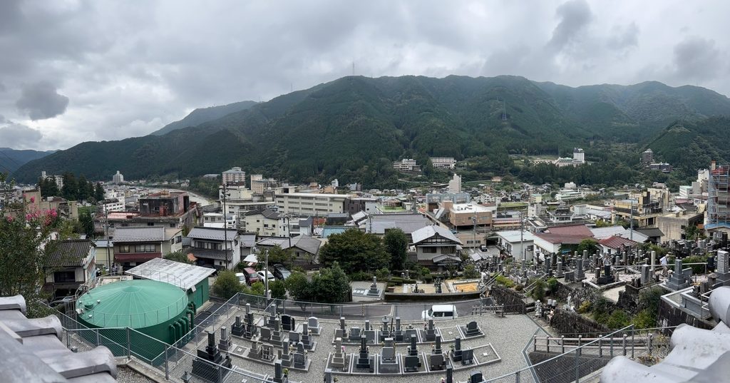 温泉寺から見た下呂温泉の街並み