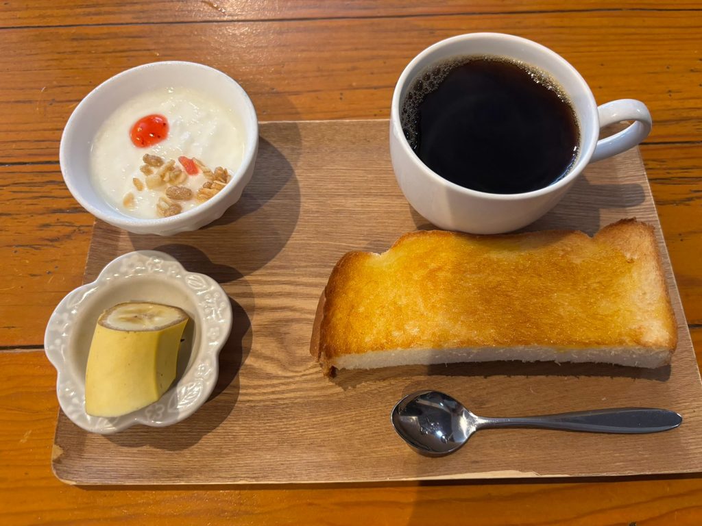 桐生珈琲のトーストとヨーグルト、バナナ、コーヒーのモーニング
