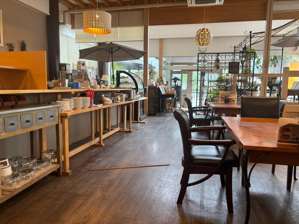 桐生珈琲本店の木の温もりを感じる明るく広い店内