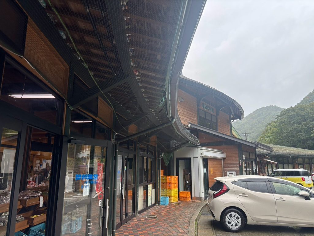 道の駅飛騨街道なぎさの木造の建物と売店